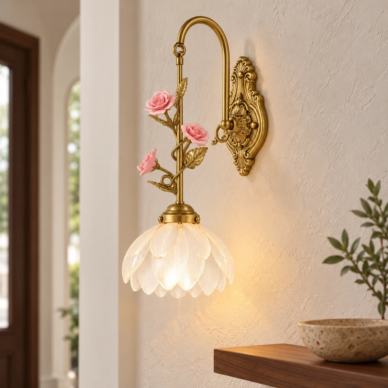Lámpara de pared Wushlp Vintage Petal Copper en un vestíbulo compacto.
