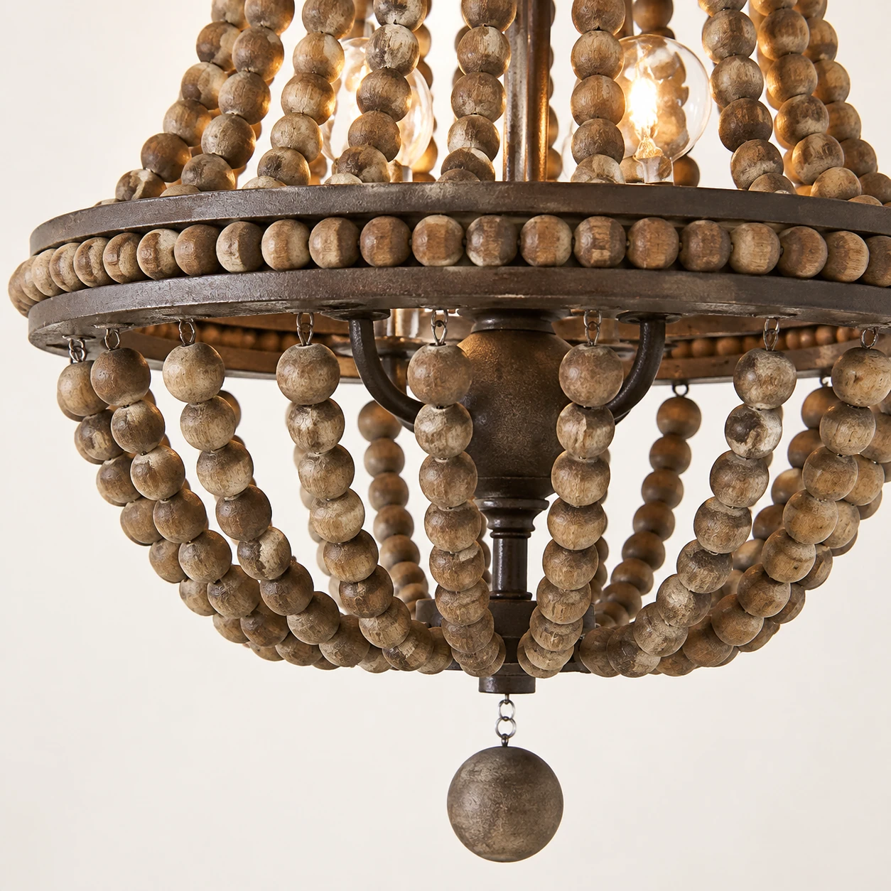 Detalle minucioso de hebras de madera y cuentas de cristal.