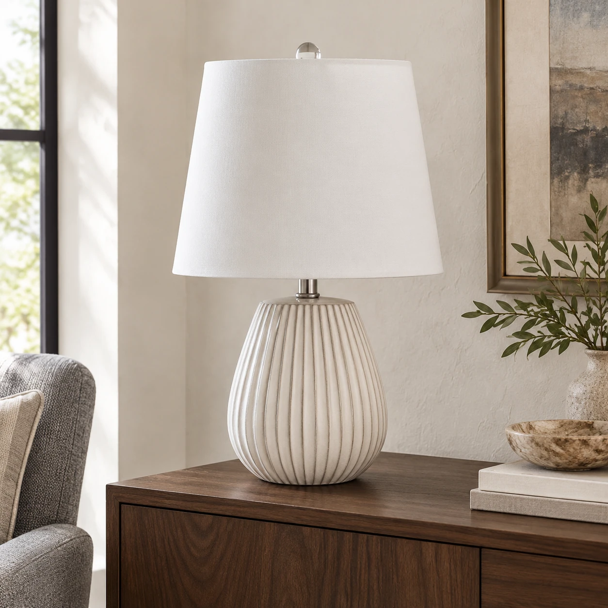 Lampe de table Clara sur un buffet de salon en noyer foncé
