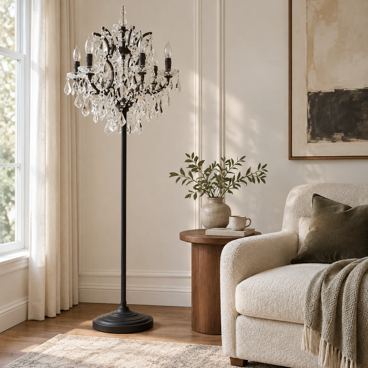 Lampadaire en cristal Celeste aux lumières façon bougie dans un coin lecture résidentiel