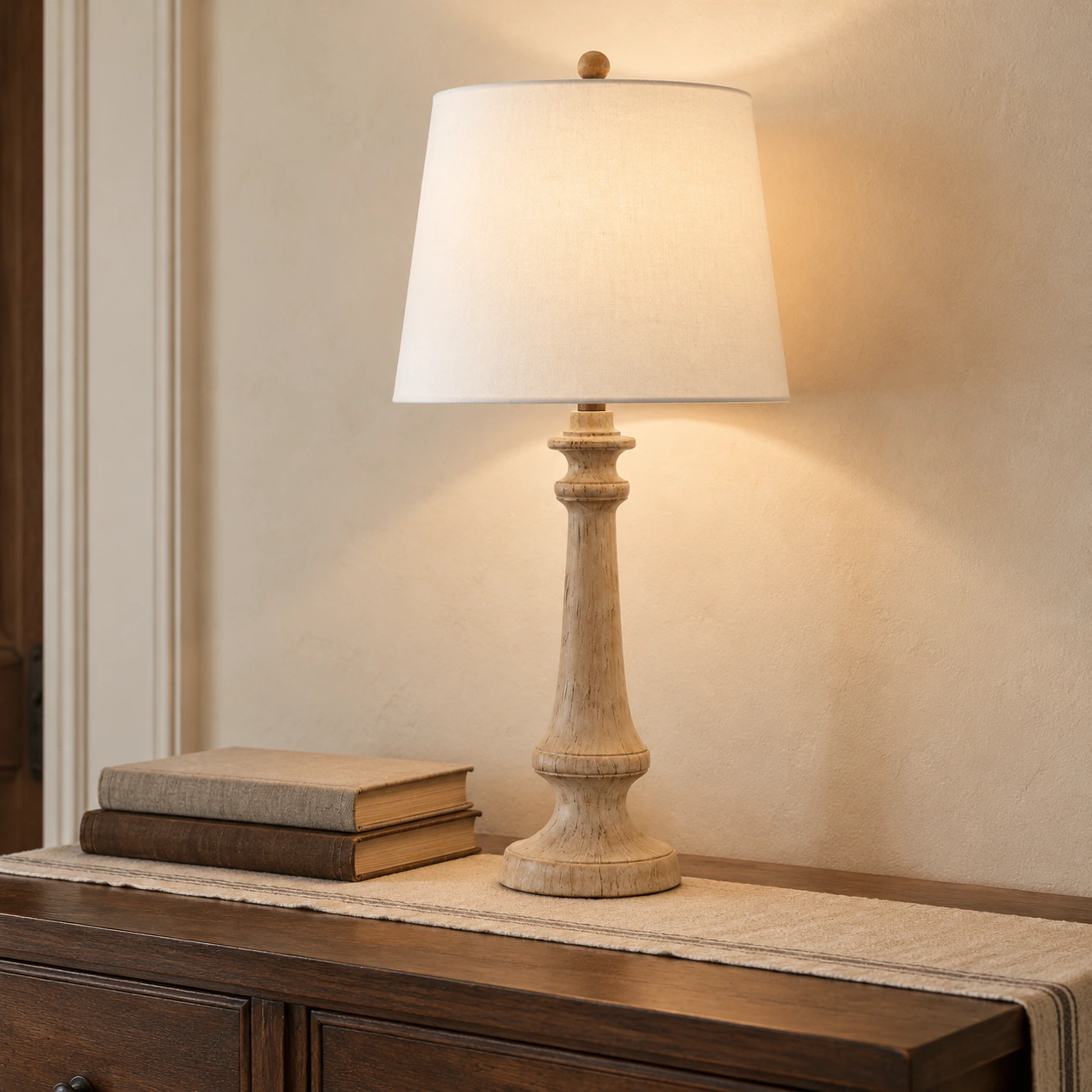 Lampe de table en bois tourné sur une console en noyer