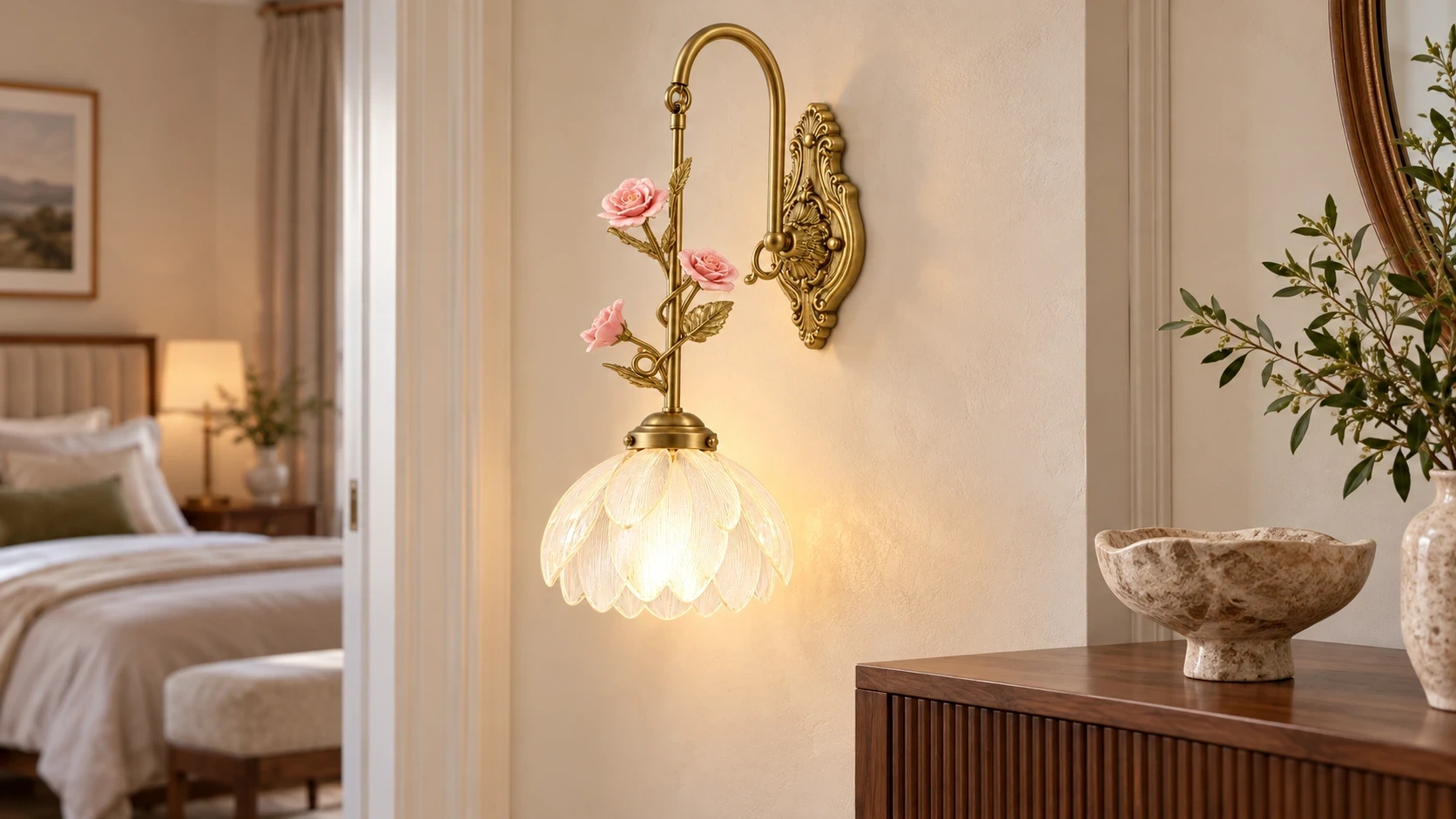 Aplique de pared Wushlp Vintage Petal Copper instalado en el luminoso pasillo de un dormitorio.