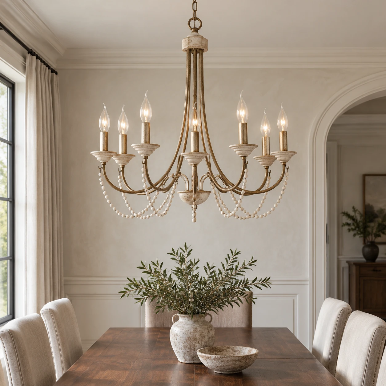 Lustre ancien doré à huit lumières en perles de bois dans une salle à manger
