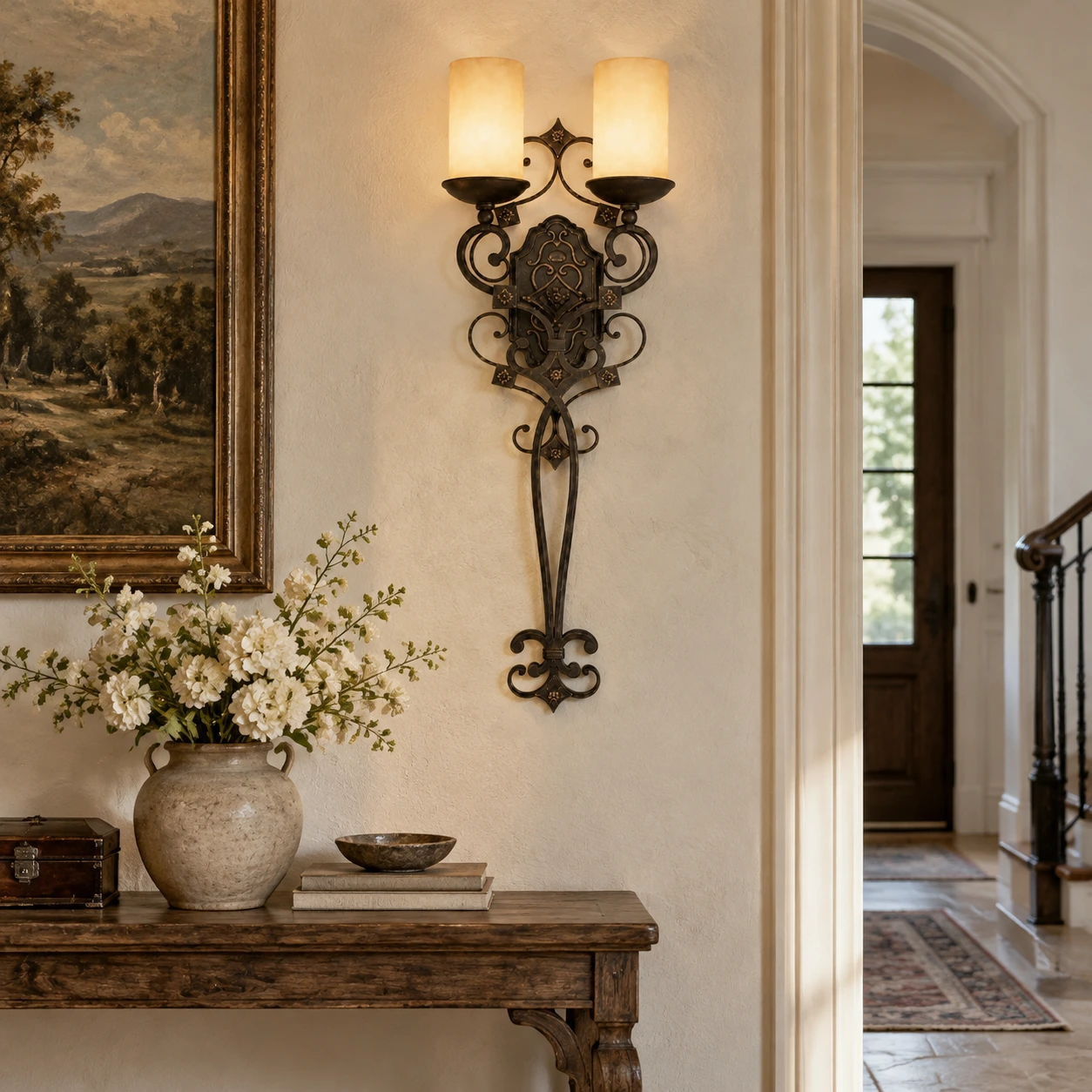 Applique murale double en fer forgé de style campagnard français Amelie, fixée au-dessus d'une console d'entrée