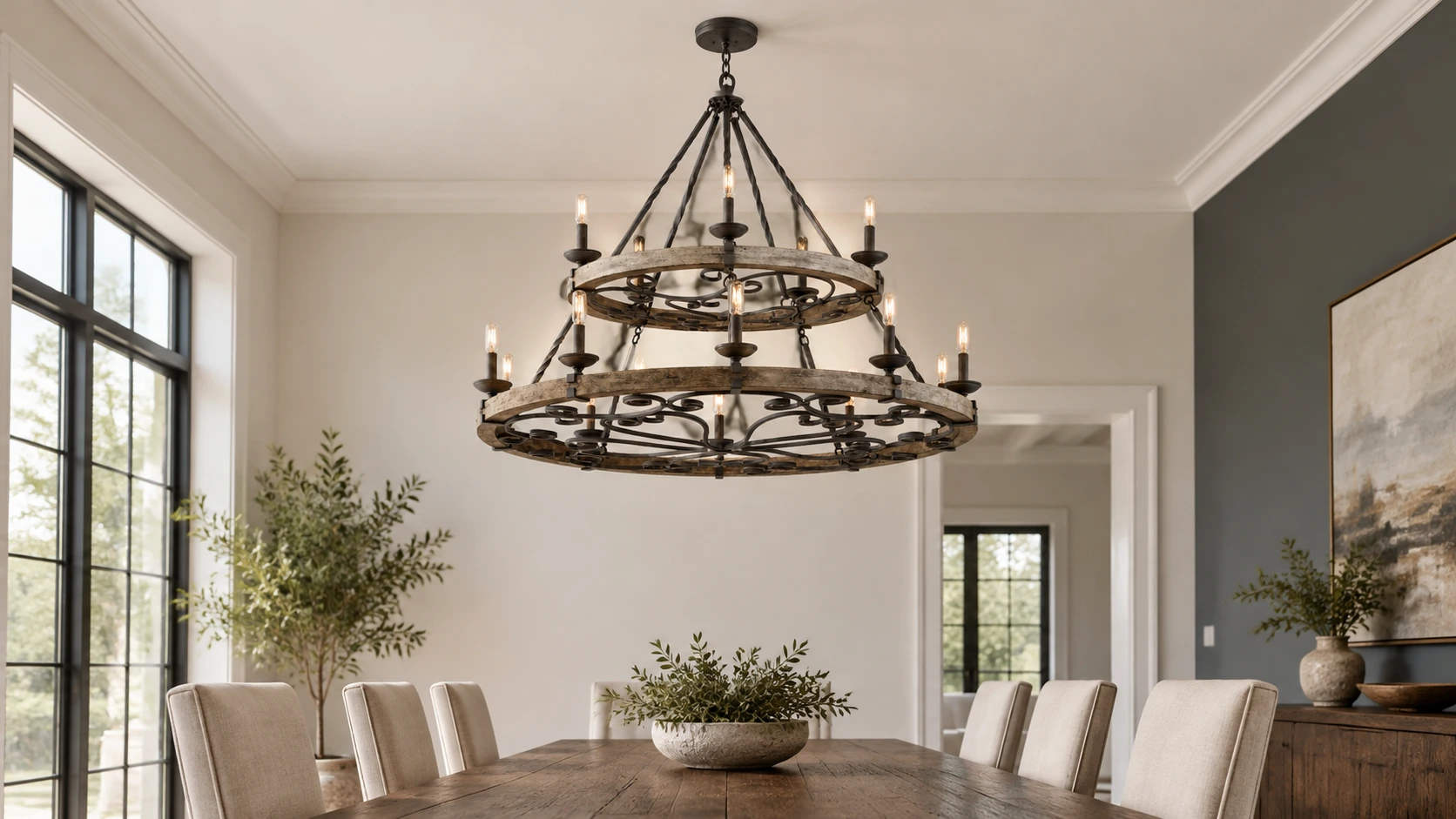 Lustre à 15 lumières en bois et fer forgé, en forme de roue de chariot, dans une salle à manger