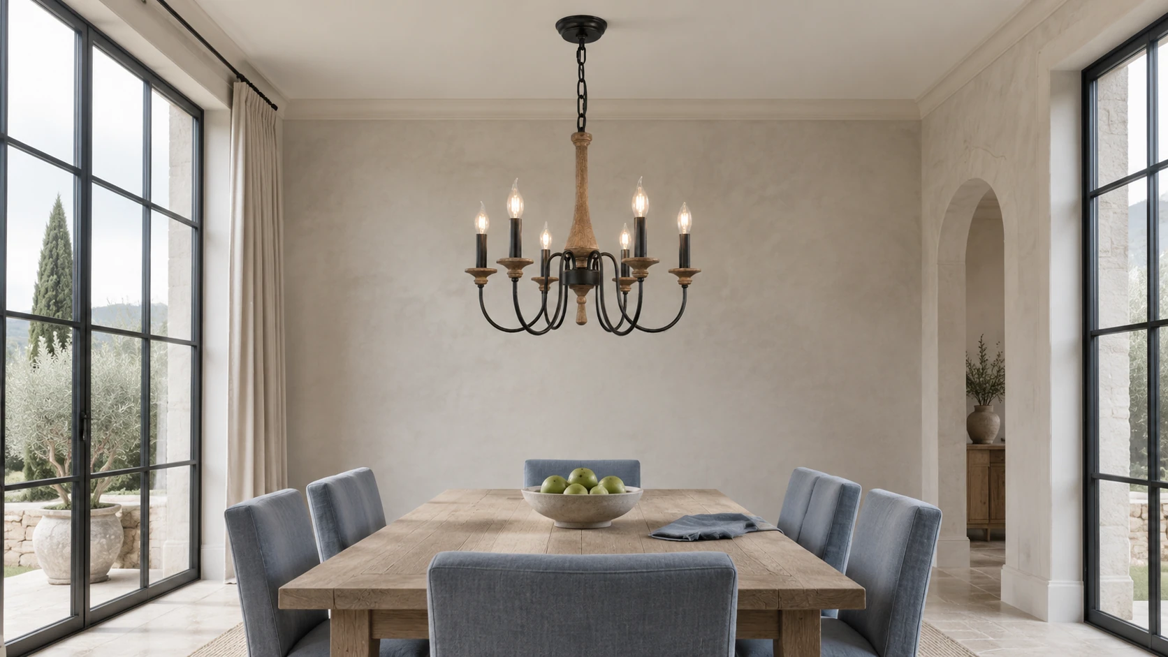 Lustre en branches de bois sculpté au-dessus d'une salle à manger résidentielle lumineuse