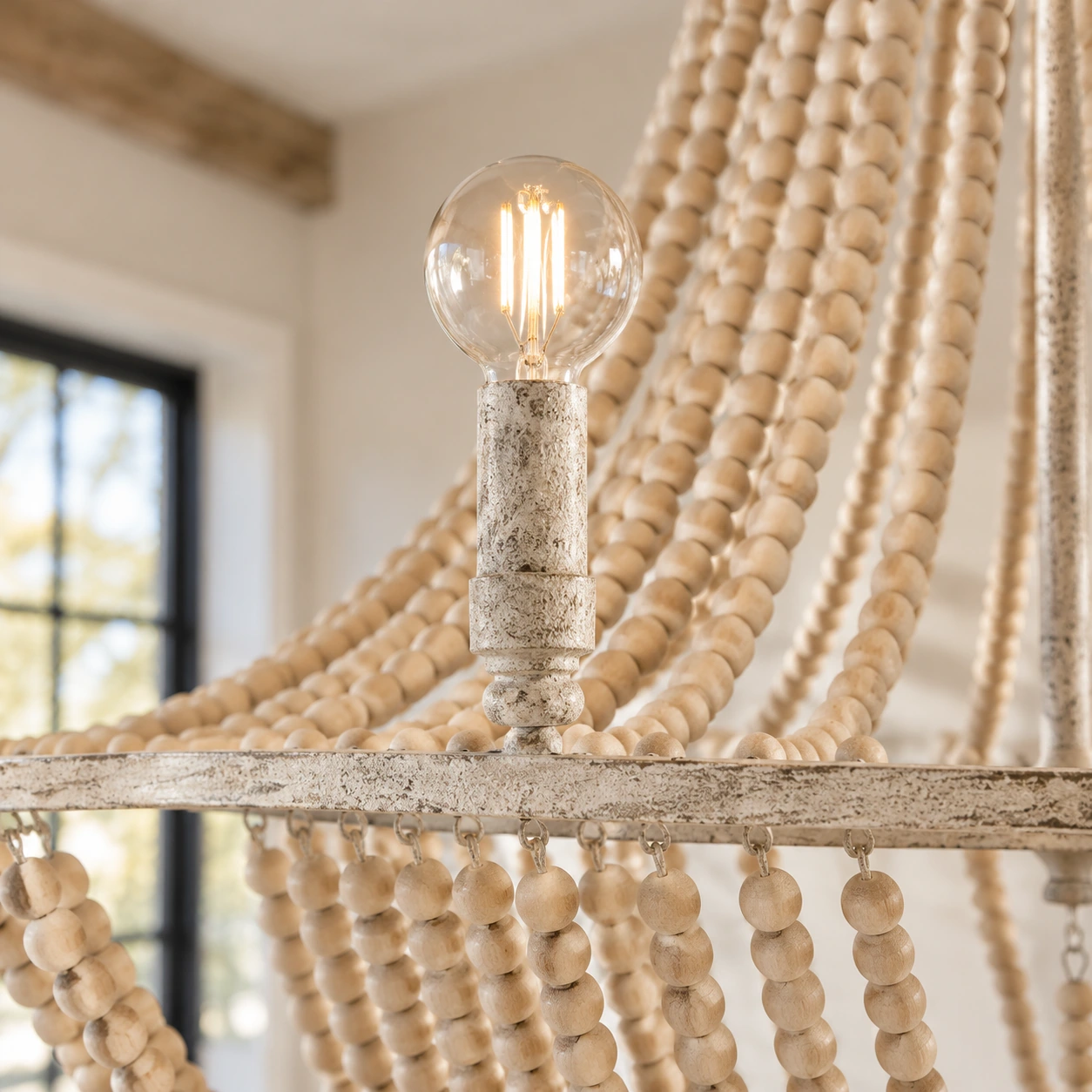 Gros plan sur les rangs de perles de bois, la structure en fer et la douille de la lampe