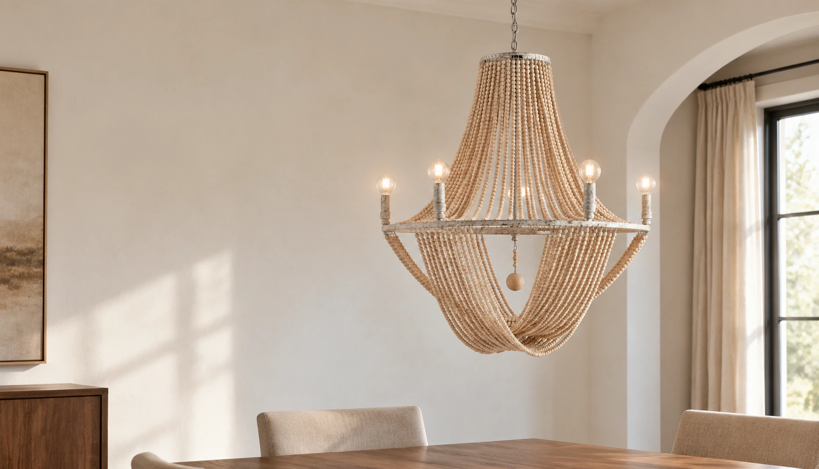 Lustre Elena en perles de bois suspendu au-dessus d'une table à manger