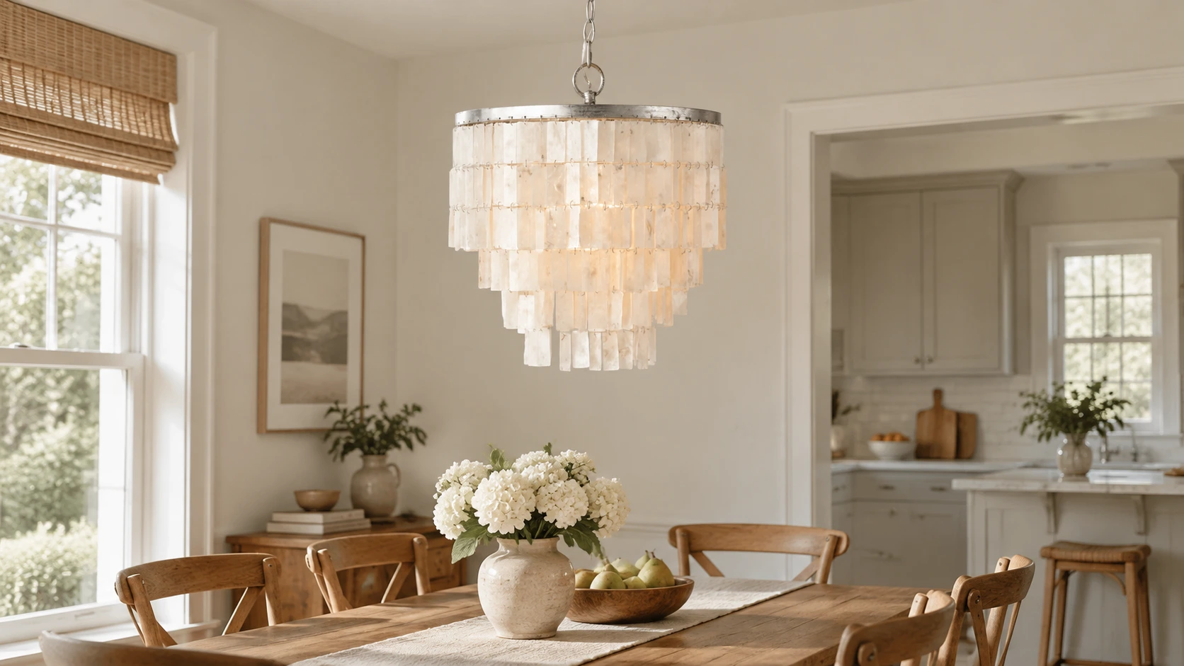Lampadario a più livelli con conchiglie in ferro sopra un tavolo da pranzo in noce.