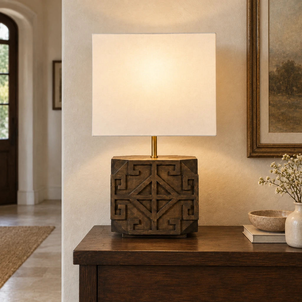 Lampe de table Aurelia en bois sculpté dans un hall d'entrée de style transitionnel français