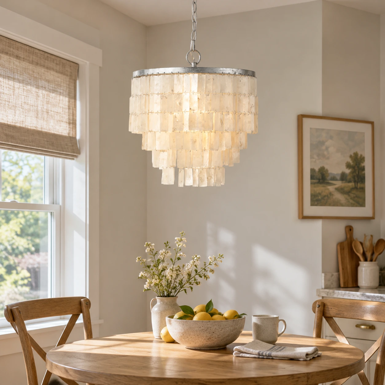 Lampadario a più livelli con conchiglie sopra un angolo colazione.