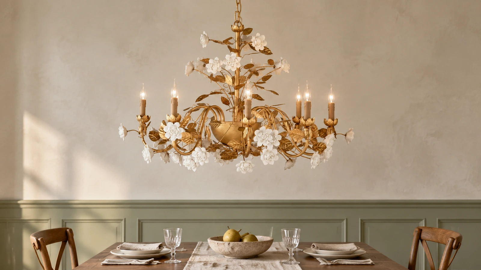 Lustre Elara en céramique à motif floral au-dessus d'une alcôve de salle à manger de style campagnard français