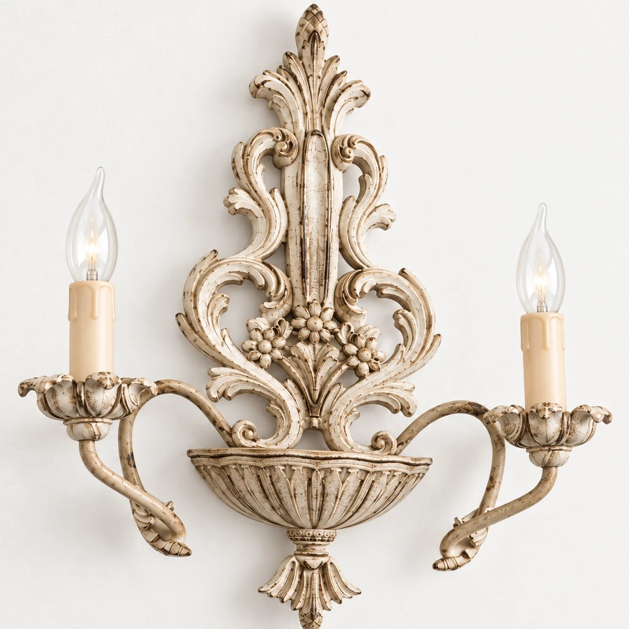 Gros plan sur le blason sculpté en bois vintage