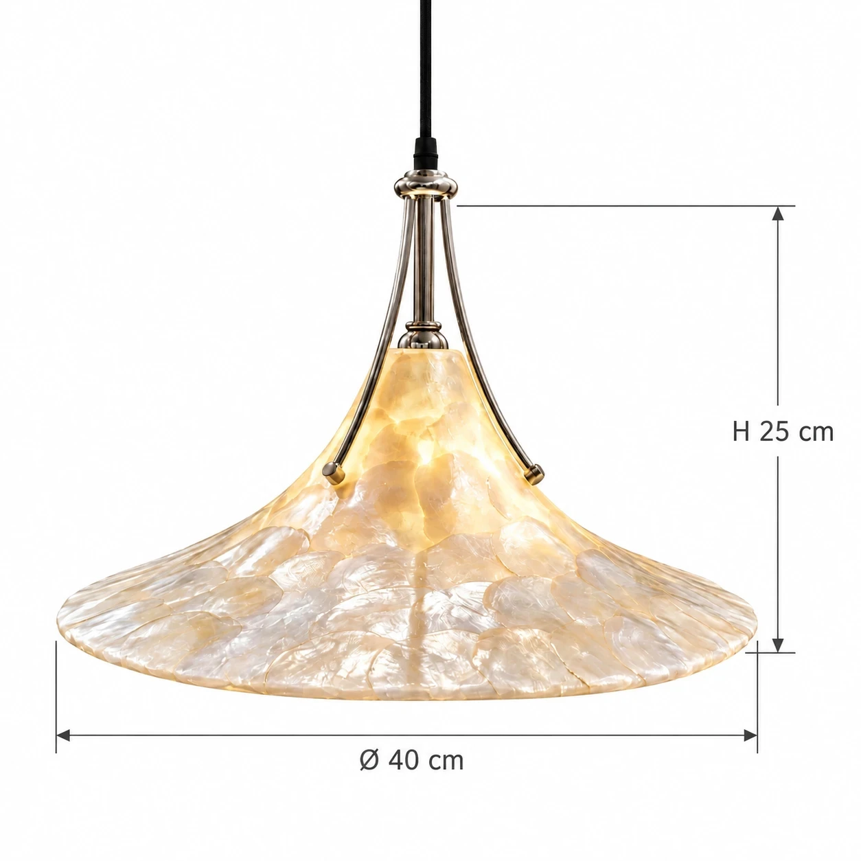 Dimensions du pendentif Maeve : 40 cm de diamètre et 25 cm de hauteur