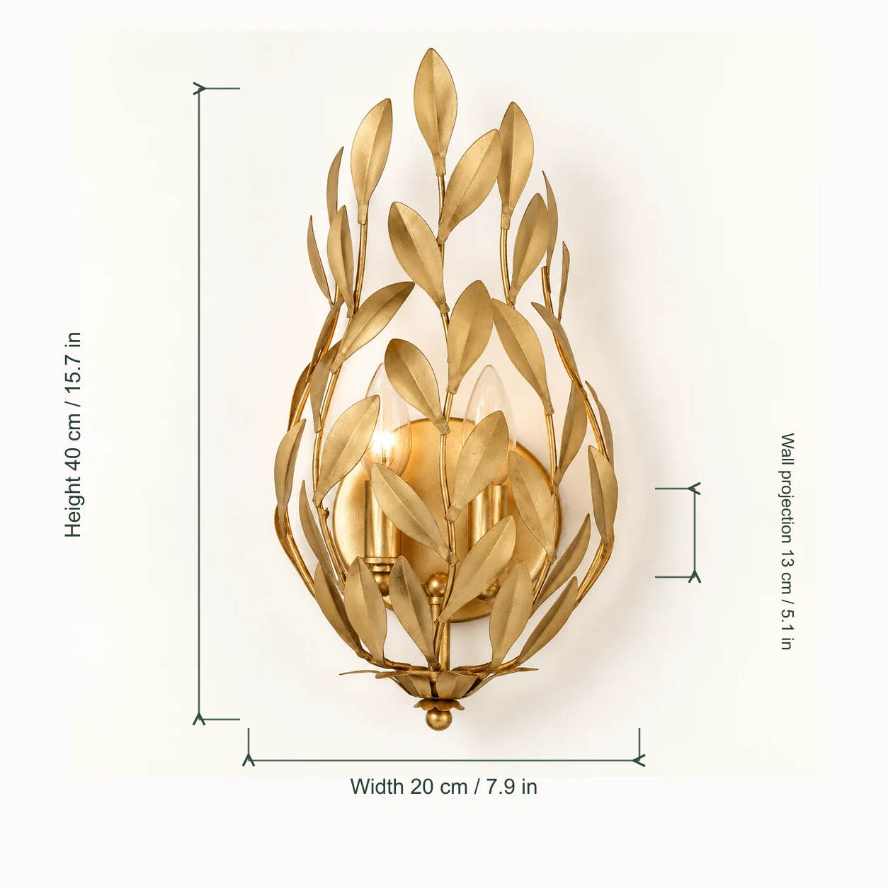 Applique da parete in ferro Elise a forma di foglia e ramo: dimensioni 20 cm di larghezza, 40 cm di altezza e 13 cm di sporgenza dalla parete.