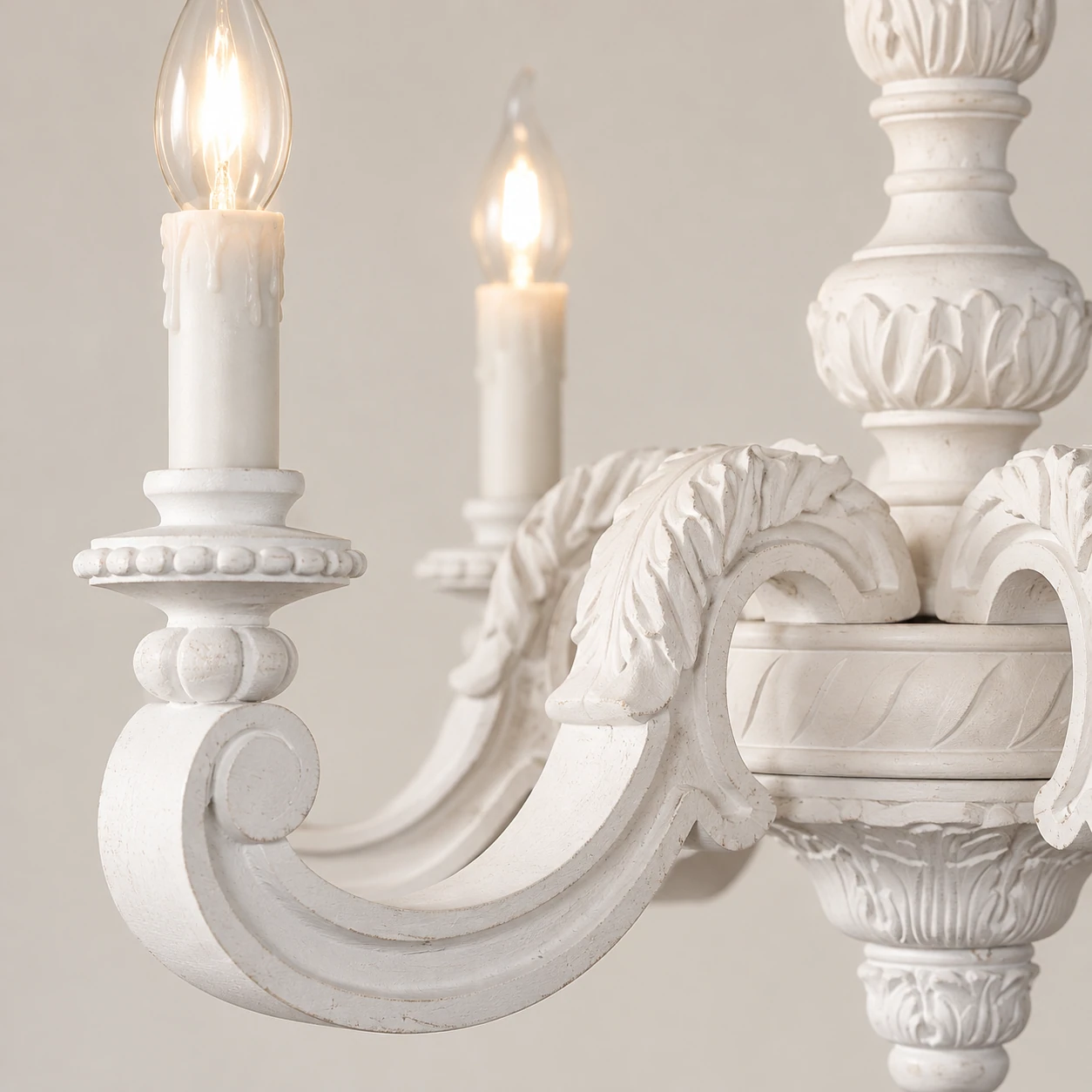 détail du porte-bougie à finition blanche et du bras en bois courbé