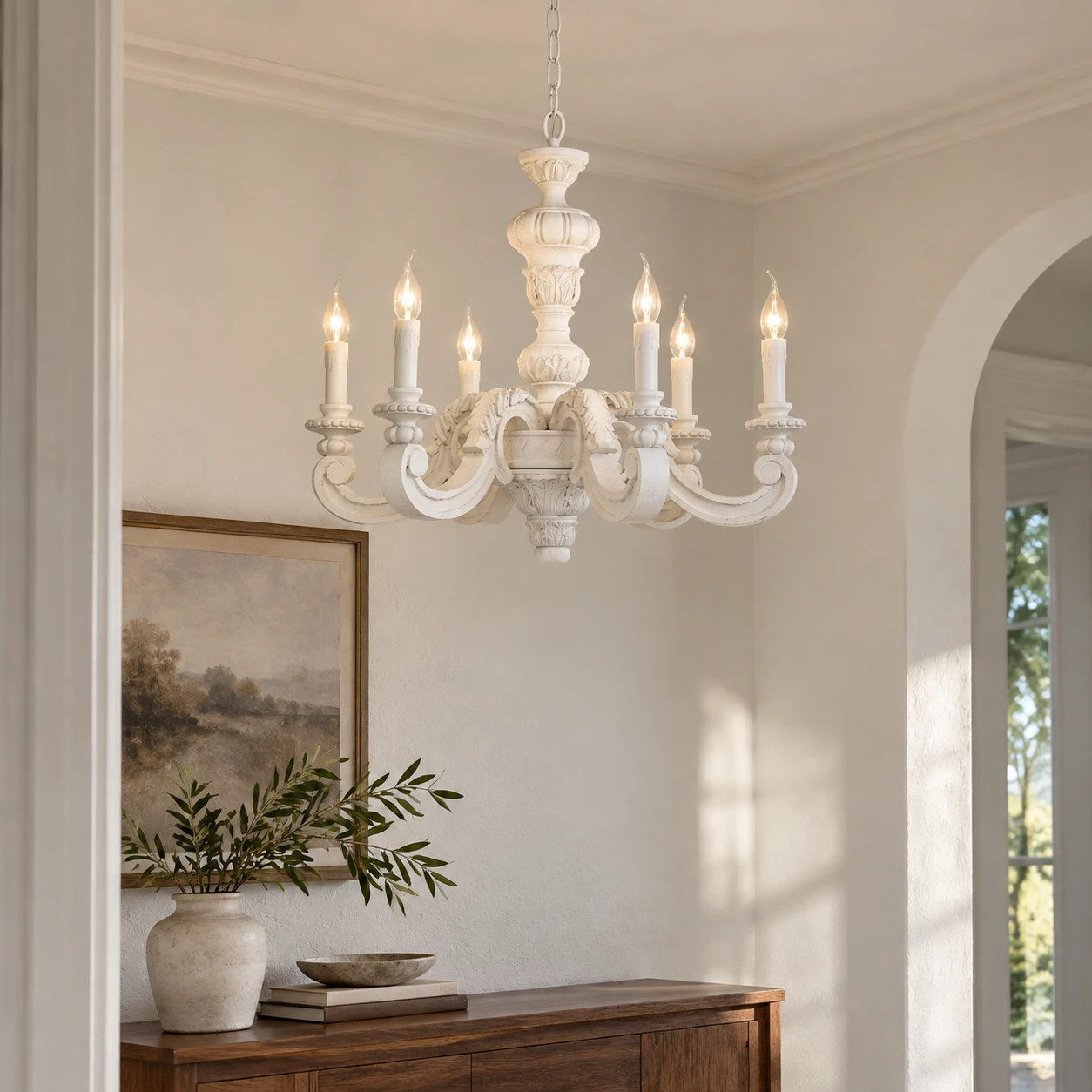 Lustre sculpté Elise White au-dessus d'une console d'entrée