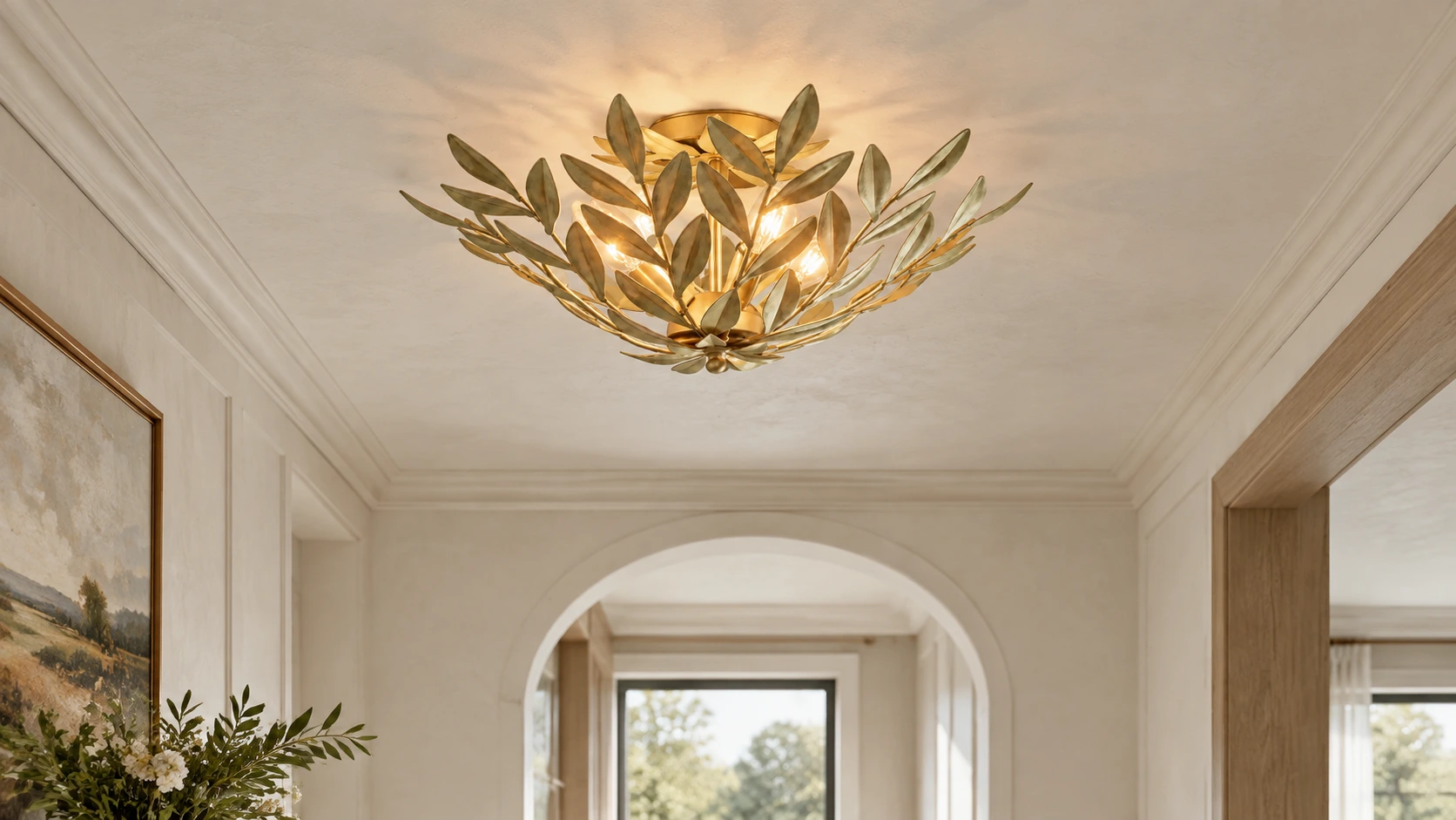 Plafonnier encastré en fer doré à la feuille dans un couloir raffiné de style campagne française