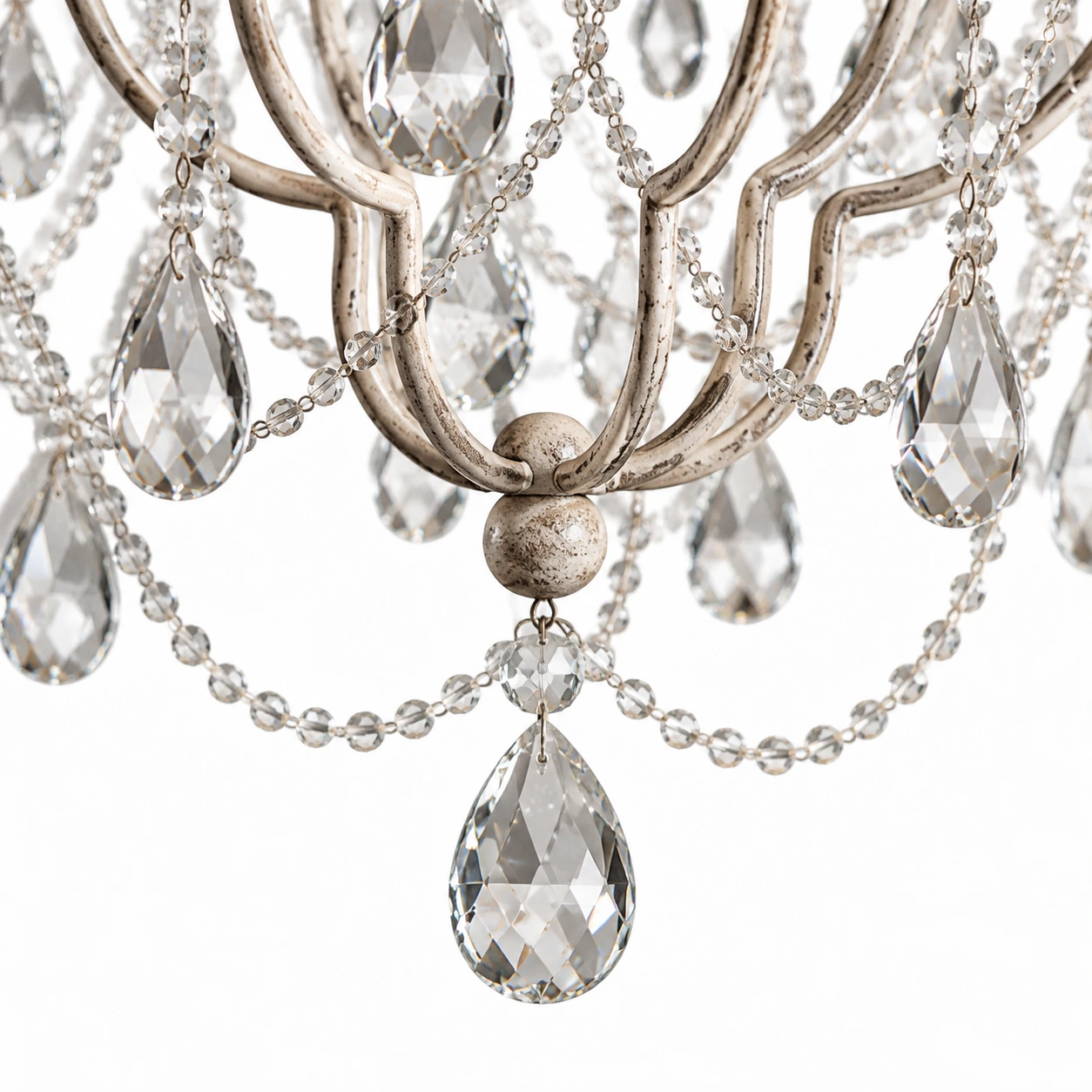 Gros plan sur des perles de cristal à facettes et des pendentifs en forme de larme