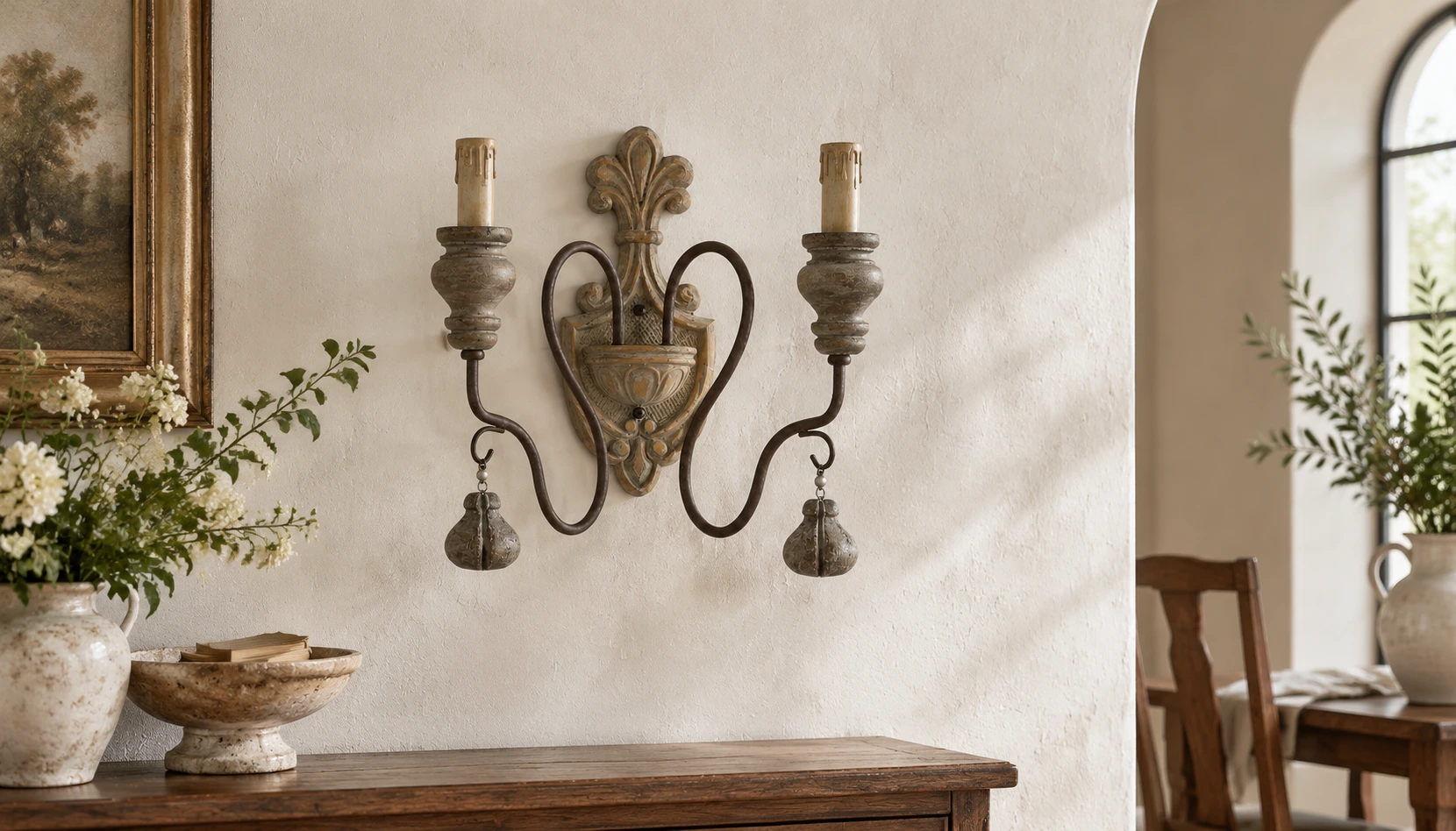 Aplique de pared Mara Rustic de doble brazo, madera y hierro, instalado en una pared de yeso de color neutro.
