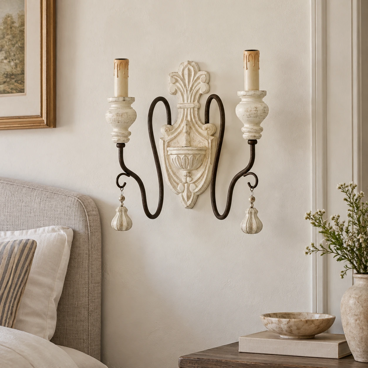 Aplique de pared blanco de doble brazo en un dormitorio tranquilo decorado con lino.