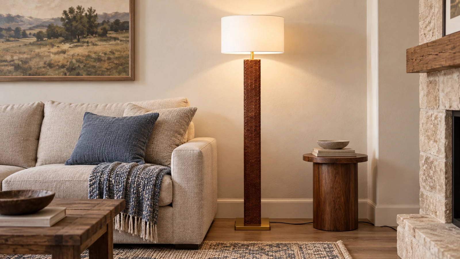 Lámpara de pie Nora de madera texturizada junto a un sofá color avena en una habitación de estilo rústico americano.