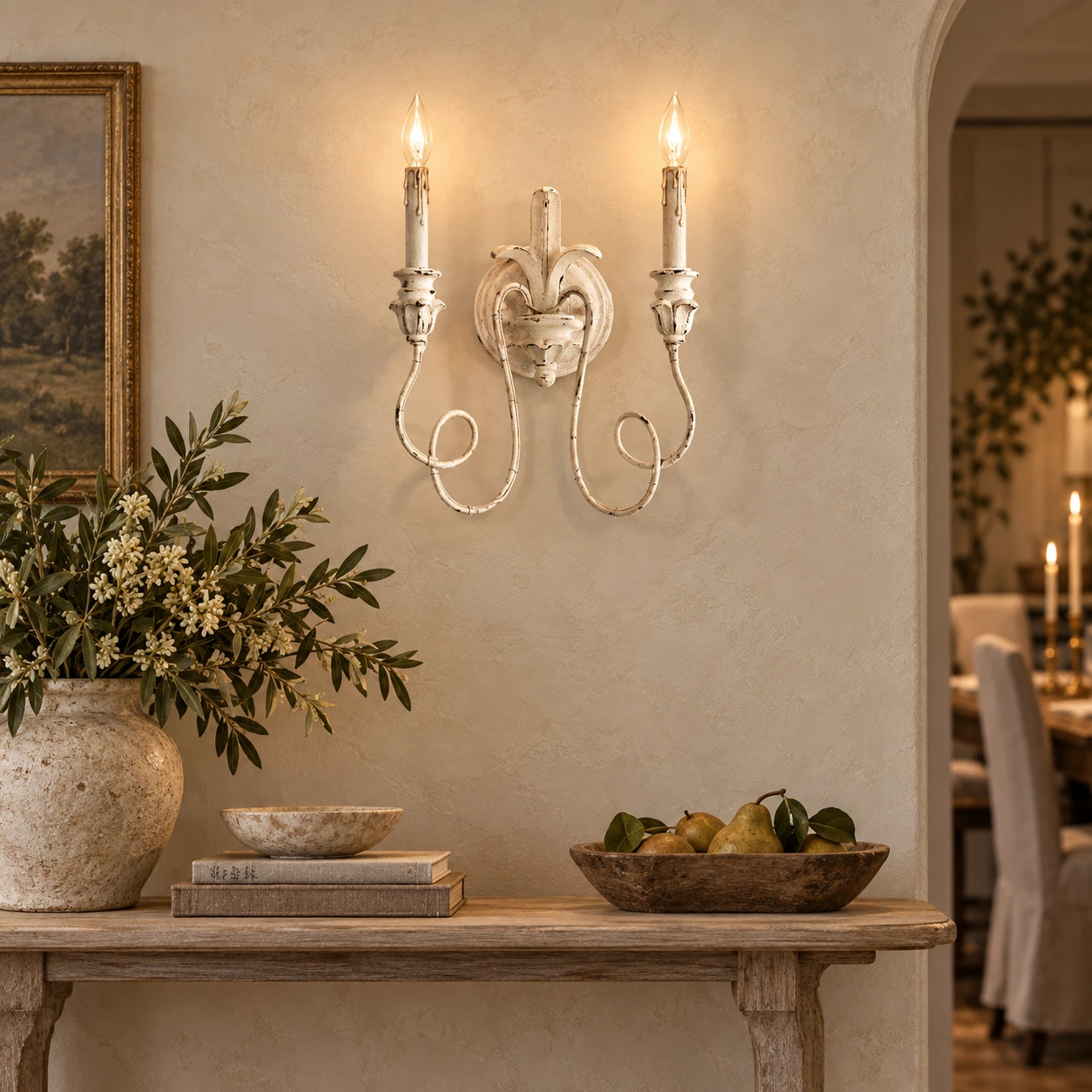 Applique murale à deux lumières Cassia blanche vieillie au-dessus d'une console de salle à manger