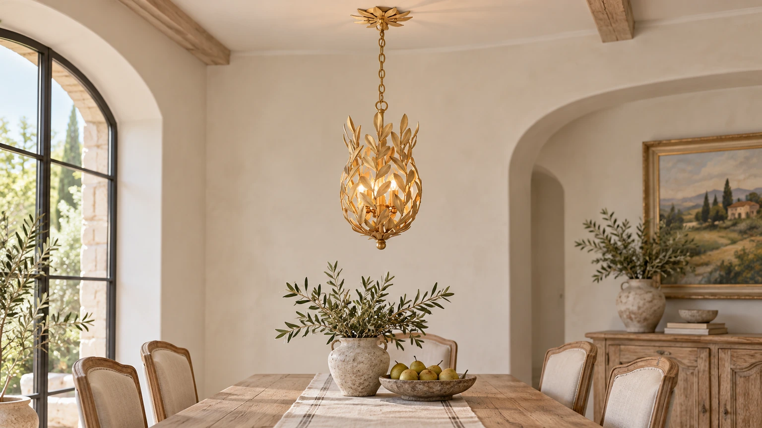 Suspension Aurelia en forme de cage à feuilles au-dessus d'une table à manger dans un intérieur lumineux de style campagne française