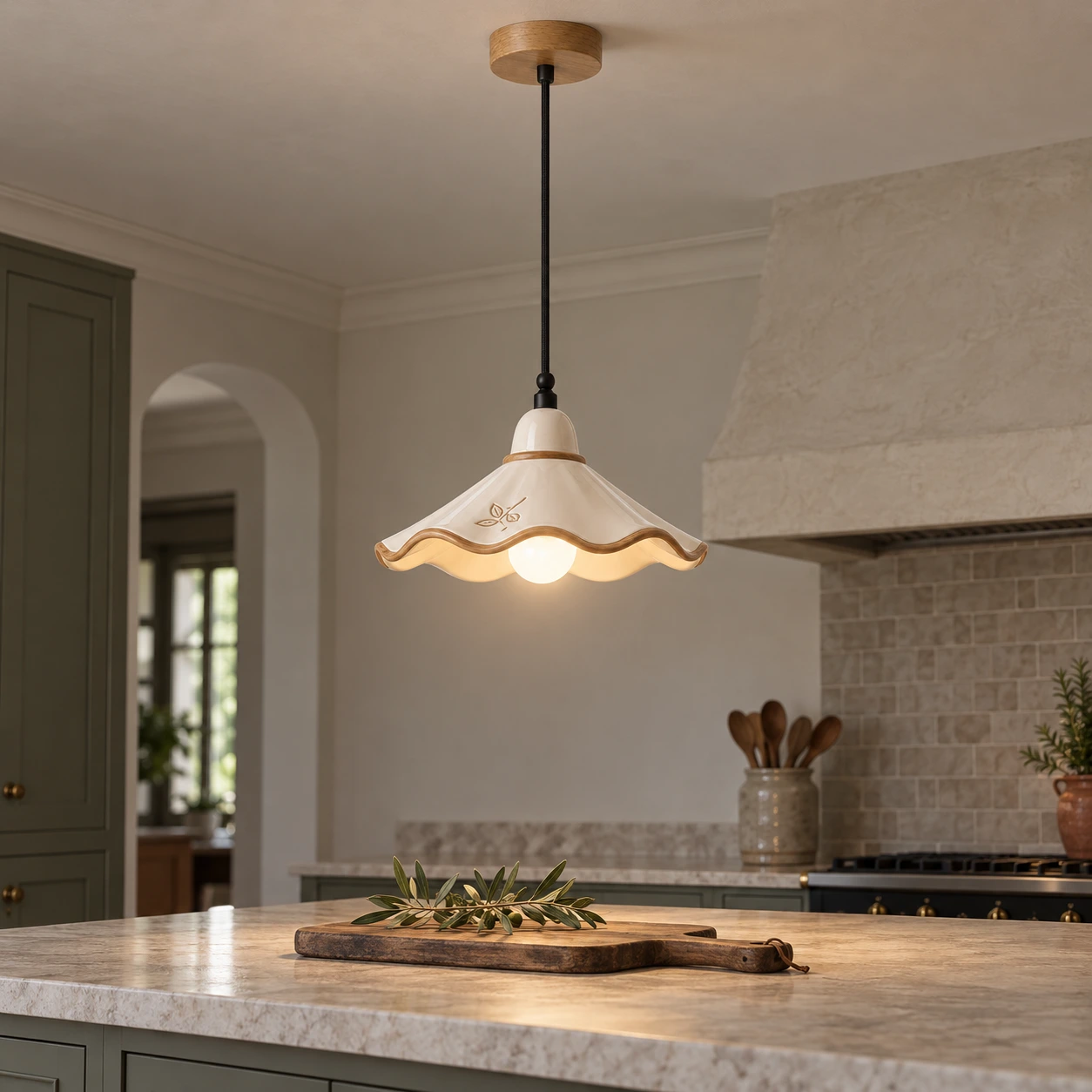 Lámpara colgante Eliseo French Vintage de cerámica festoneada y madera de fresno blanco sobre una isla de cocina.
