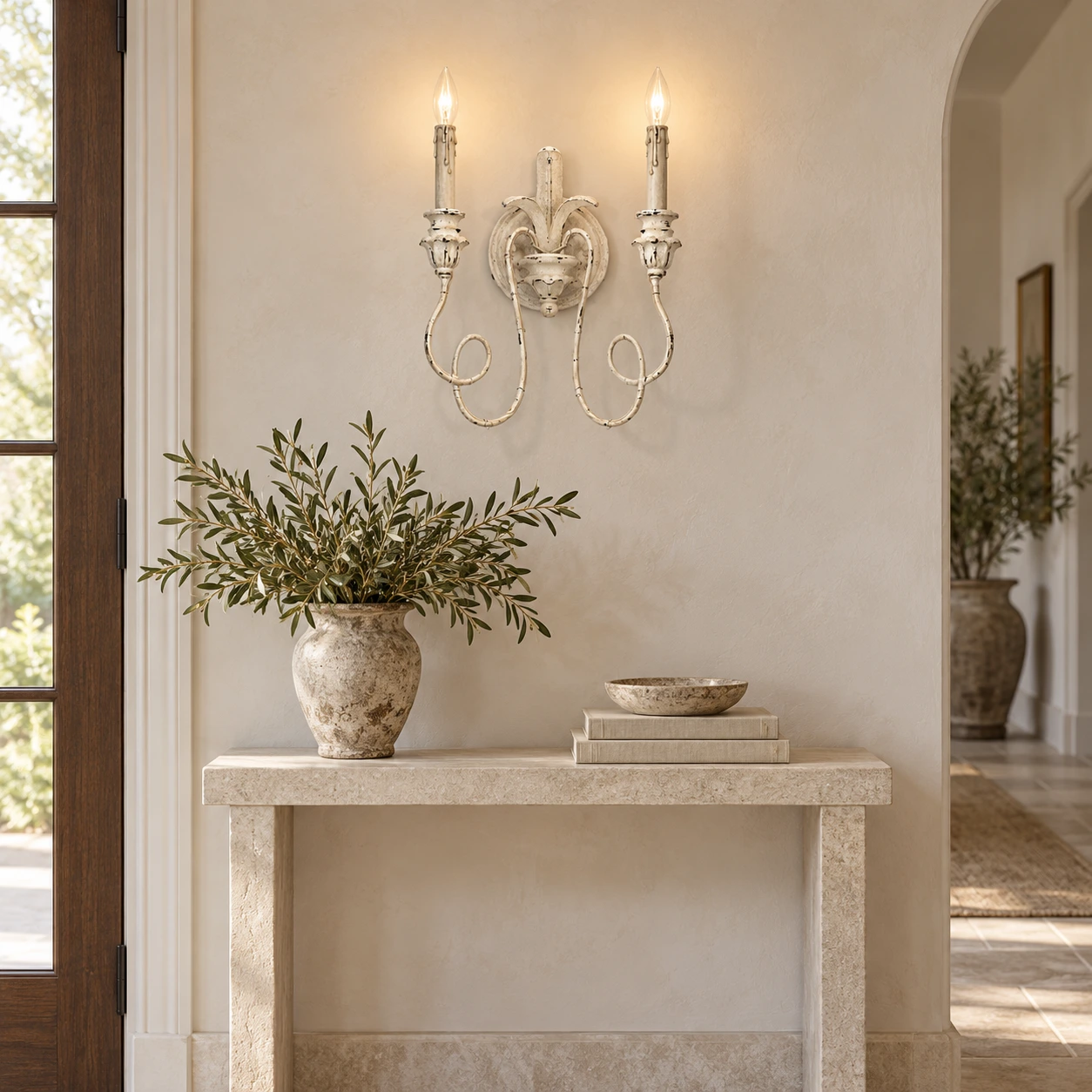 Applique murale Cassia blanche vieillie au-dessus d'une console d'entrée en calcaire clair