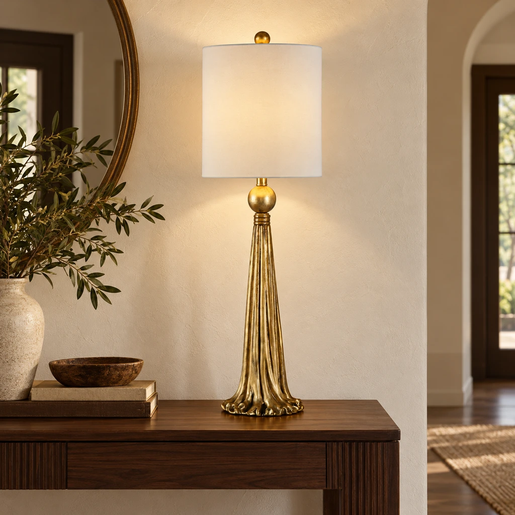 Lampe de table en or sculpté sur une console en noyer