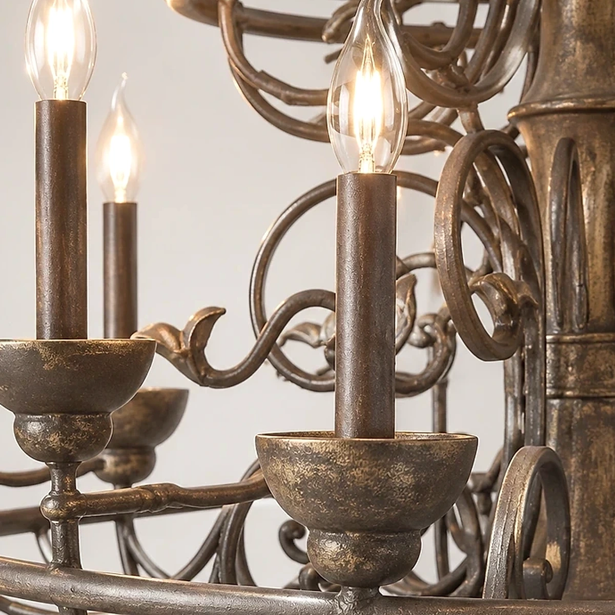 Gros plan sur le support de bougie, les bras en volutes et la tige centrale sculptée