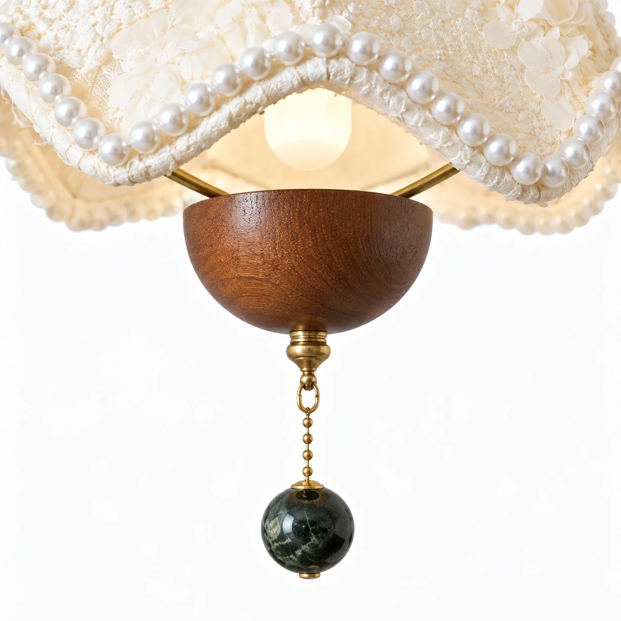Coupe en noyer, bouton en perle et dessous bordé de perles