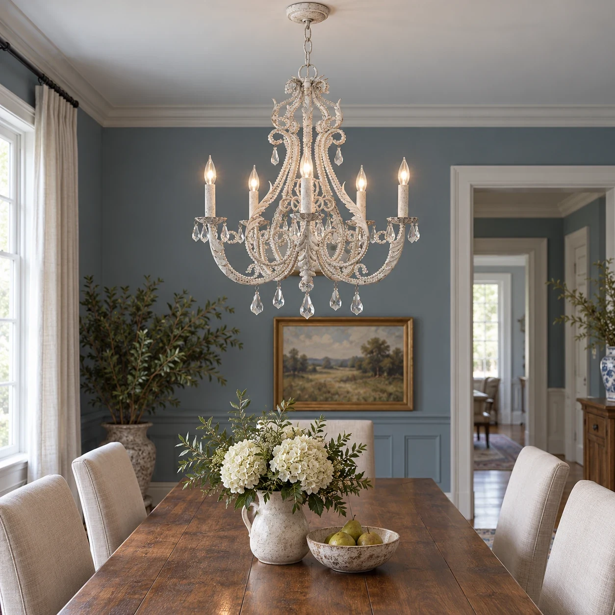 Lustre Camille de cinco luzes sobre uma mesa de jantar em uma sala de jantar americana azul-acinzentada.