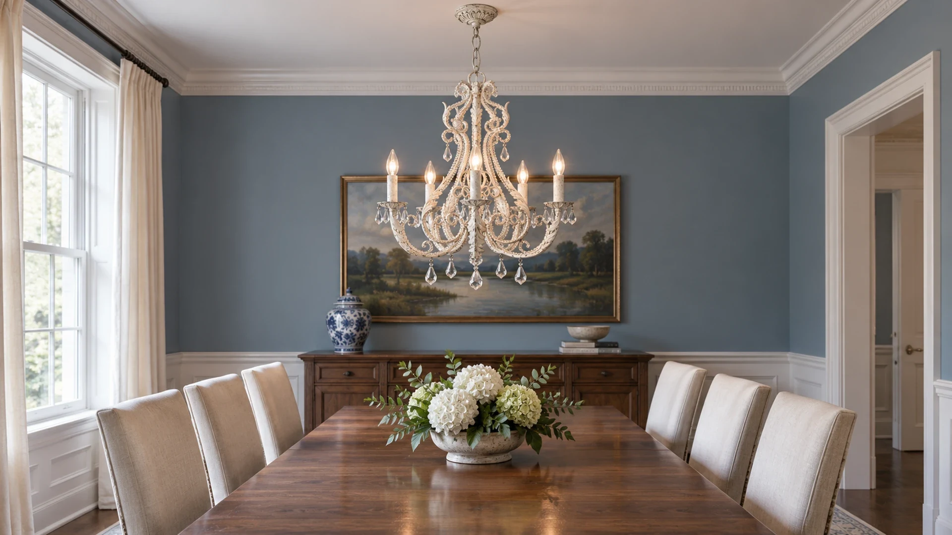 Lustre de ferro e cristal francês Camille sobre uma mesa de jantar em uma casa americana.